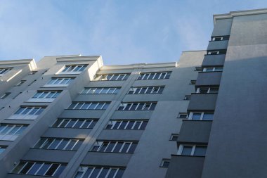 Modern condominium binada çok etate mavi gökyüzü ile şehir