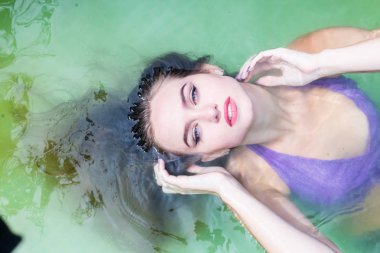 Islak modeli duş alır ve giyim, ıslak giyim, kadın, ıslak bak sauna ve yüzme havuzunda yüzüyor
