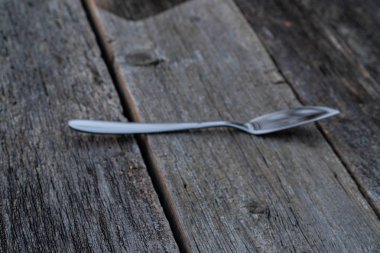 bıçak ve çatal ahşap arka plan üzerinde. Çatal bıçak takımı ahşap üzerinde.