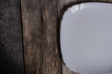 Ahşap arka plan üzerinde lavanta çiçekli güzel sofra