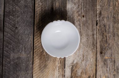 Ahşap arka plan üzerinde lavanta çiçekli güzel sofra