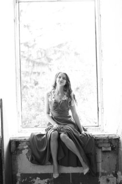 Genç, güzel, kısa saçlı, siyah elbiseli sarışın kadın.