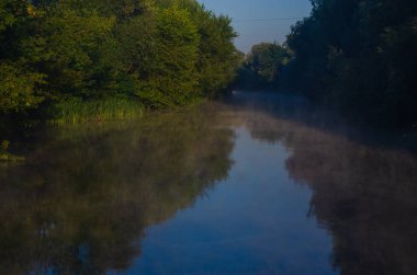 Sabahın erken saatlerinde nehirde sis ve su yüzeyi..