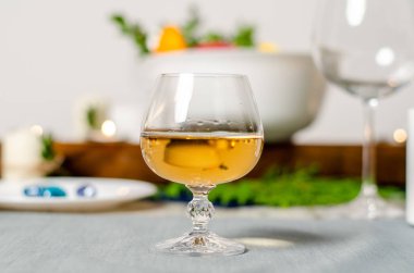 Ahşap arka plan üzerinde lavanta çiçekli güzel sofra