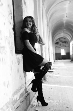 Genç, güzel, kısa saçlı, siyah elbiseli sarışın kadın.