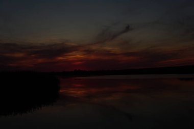 Renkli günbatımı okyanus üzerinde Maldivler
