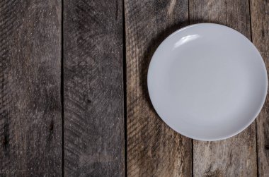 Ahşap arka plan üzerinde lavanta çiçekli güzel sofra