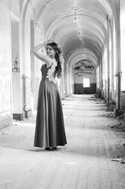 Genç, güzel, kısa saçlı, siyah elbiseli sarışın kadın.