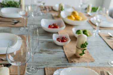 Ahşap arka plan üzerinde lavanta çiçekli güzel sofra