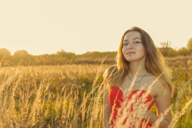 Bir kadın bir sonbahar Park bir kamera önünde poz. Sonbahar fotoğraf çekimi. Sonbahar Park.