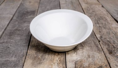 Ahşap arka plan üzerinde lavanta çiçekli güzel sofra