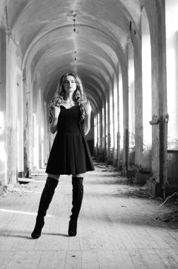 Genç, güzel, kısa saçlı, siyah elbiseli sarışın kadın.