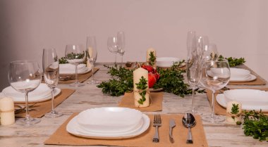 Ahşap arka plan üzerinde lavanta çiçekli güzel sofra