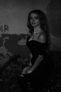 Genç, güzel, kısa saçlı, siyah elbiseli sarışın kadın.