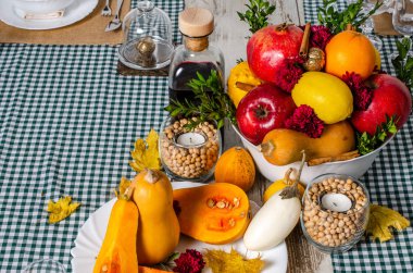 Ahşap arka plan üzerinde lavanta çiçekli güzel sofra