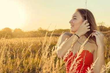 Bir kadın bir sonbahar Park bir kamera önünde poz. Sonbahar fotoğraf çekimi. Sonbahar Park.