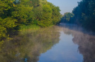 Sabahın erken saatlerinde nehirde sis ve su yüzeyi..