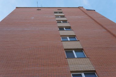 Modern condominium binada çok etate mavi gökyüzü ile şehir