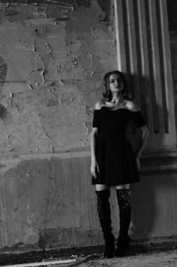 Genç, güzel, kısa saçlı, siyah elbiseli sarışın kadın.