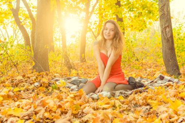 Bir kadın bir sonbahar Park bir kamera önünde poz. Sonbahar fotoğraf çekimi. Sonbahar Park.