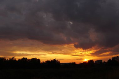 Ateşli turuncu günbatımı gökyüzü. Güzel gökyüzü.