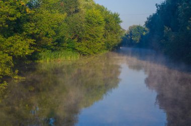 Sabahın erken saatlerinde nehirde sis ve su yüzeyi..