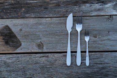 bıçak ve çatal ahşap arka plan üzerinde. Çatal bıçak takımı ahşap üzerinde.