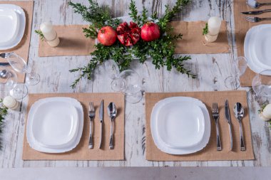 Ahşap arka plan üzerinde lavanta çiçekli güzel sofra