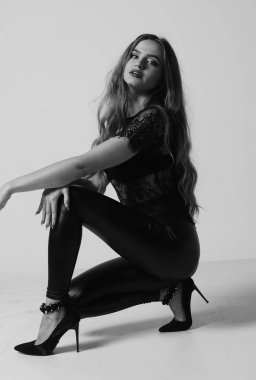 Kot pantolon ve iç çamaşırlı güzel seksi kadın Windo 'nun yanında duruyor.