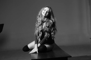 Büyük meme seksi genç kadınla. Siyah duvar Studio poz kız.