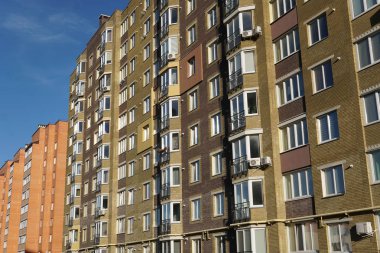 Modern condominium binada çok etate mavi gökyüzü ile şehir