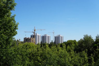 Binalar ve park manzarası