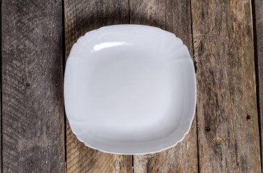 Ahşap arka plan üzerinde lavanta çiçekli güzel sofra