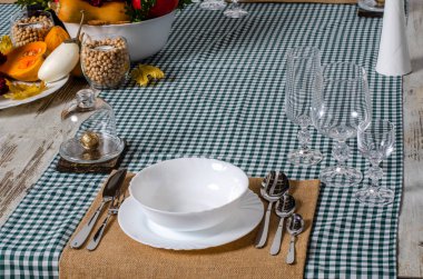 Ahşap arka plan üzerinde lavanta çiçekli güzel sofra