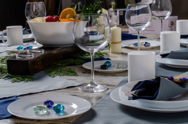 Ahşap arka plan üzerinde lavanta çiçekli güzel sofra