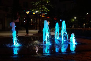 Geceleri renkli aydınlatmaları ile Çeşme