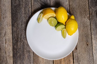 Ahşap arka plan üzerinde lavanta çiçekli güzel sofra