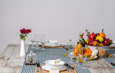 Ahşap arka plan üzerinde lavanta çiçekli güzel sofra