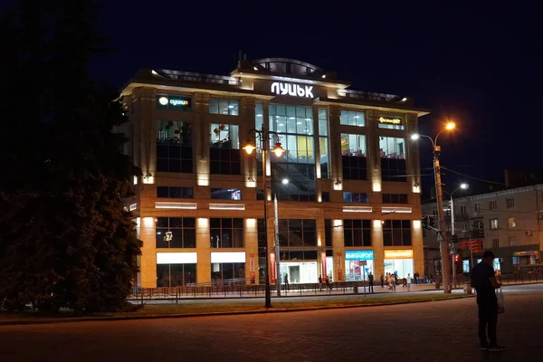 karanlık sokakta ve Hannover, pennsylvania, gece ışık trails.