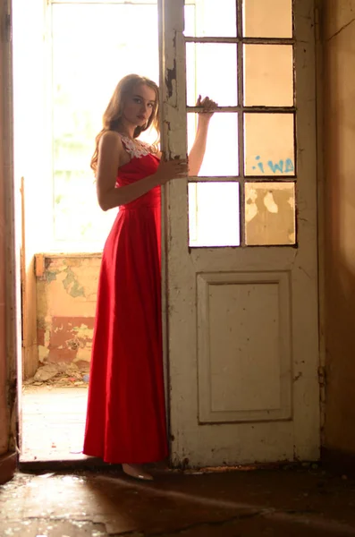 Krásná moderní dívka v rad šaty v blízkosti cihlové zdi. Mládež — Stock fotografie