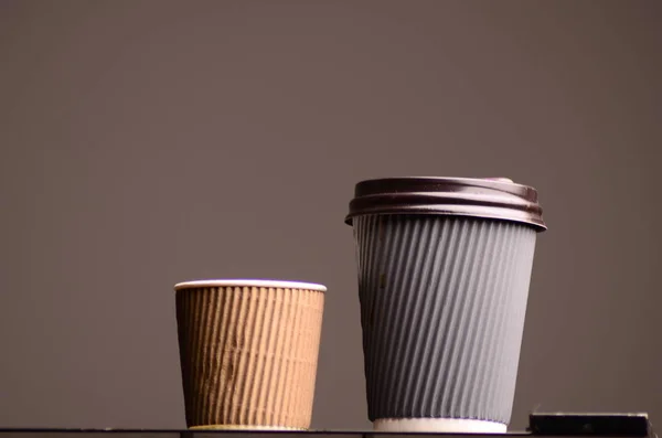 Taza de café de papel en la cafetería. —  Fotos de Stock