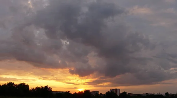 Cielo anaranjado del atardecer. Hermoso cielo. — Foto de Stock