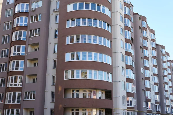 Modern condominium binada çok etate mavi gökyüzü ile şehir