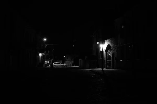 Schöne Straße bei Nacht in Sibiu, Rumänien — Stockfoto