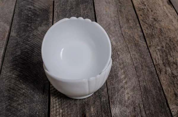 Ahşap arka plan üzerinde lavanta çiçekli güzel sofra