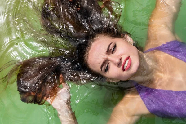 Modelo mojado toma una ducha y nada en ropa, ropa mojada, Wet Look mujer, sauna y piscina — Foto de Stock