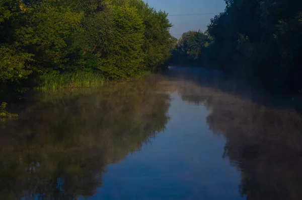 Mattina sul fiume mattina presto canne nebbia nebbia e superficie dell'acqua sul fiume. — Foto Stock