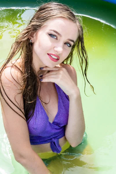 Modella bagnata fa una doccia e nuota in vestiti, abbigliamento bagnato, Wet Look donna, sauna e piscina — Foto Stock