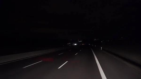 Rader av bilar som fastnat i trafikstockningar på motorvägen på natten.. — Stockfoto