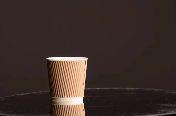 Kaffeetasse aus Papier im Café. — Stockfoto